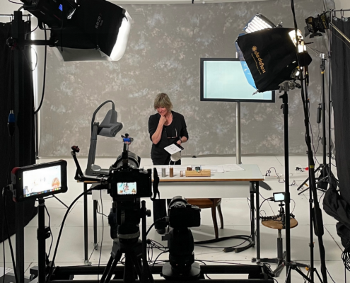 Regisseurin im Studio mit Equipment