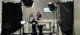 Regisseurin im Studio mit Equipment